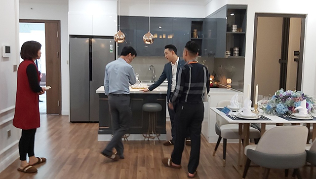 Nhan-vien-BDS-dua-khach-tham-q-5322-6379