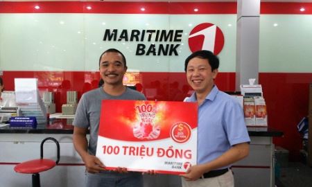 Khách hàng trúng lì xì 100 triệu đồng từ Maritime Bank