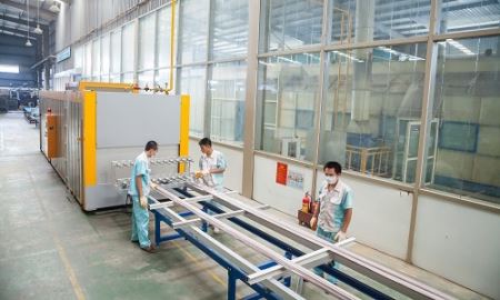 Cửa nhôm vân gỗ cho ngôi nhà sang trọng, hiện đại