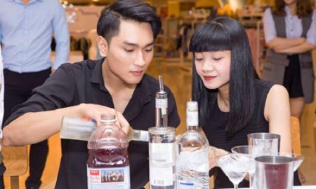 Xem người nổi tiếng học làm cocktail  tại Tràng Tiền Plaza