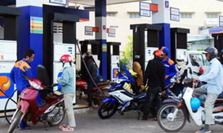 Xăng dầu Việt lo mất thị phần