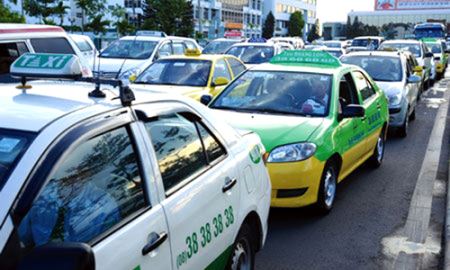 “Nội chiến” taxi, khách hàng được lợi?