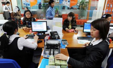 Ngân hàng giữ đăng ký xe trả góp: Người vay bị đẩy vào thế kẹt