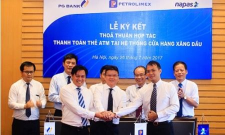 Từ 1/8, có thể thanh toán tiền mua xăng dầu bằng thẻ ATM