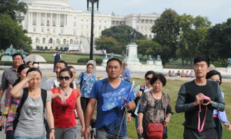 “Cơn bão” mua sắm của du khách Trung Quốc tan dần