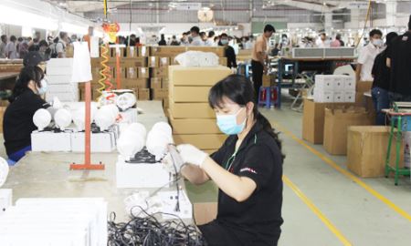 Doanh nghiệp “căng” với tăng lương?