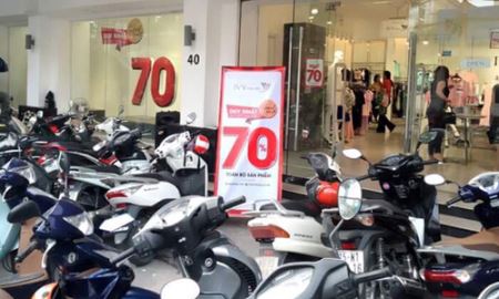 Tháng “cô hồn”, giảm giá hàng hoá để kéo khách