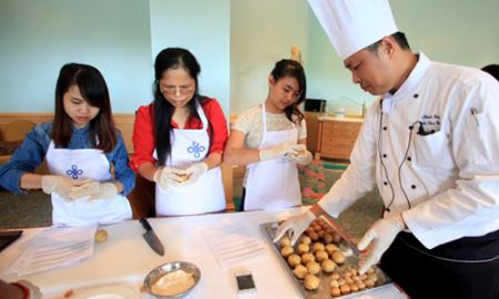 “Nở rộ” dịch vụ dạy làm bánh Trung Thu tại nhà