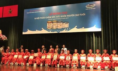 Vinamilk đồng hành tổ chức lễ mừng thọ và chăm sóc sức khỏe cho gần 1.000 người cao tuổi