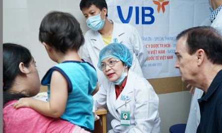 VIB hỗ trợ phẫu thuật nụ cười cho trẻ em nghèo