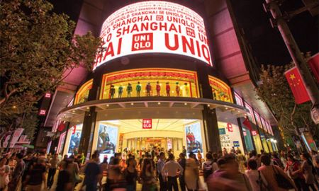 Fast Retailing rời sân nhà, xông pha sân khách