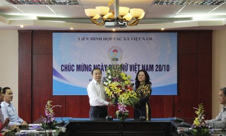 Chủ tich Liên minh HTX Việt Nam Nguyễn Ngọc Bảo chúc mừng Ngày Phụ nữ Việt Nam