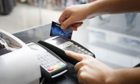 Hạn chế dịch vụ “cơi nới”  rút tiền qua máy POS