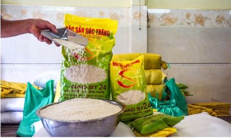 Không dễ được đóng mác “gạo Việt Nam”! 
