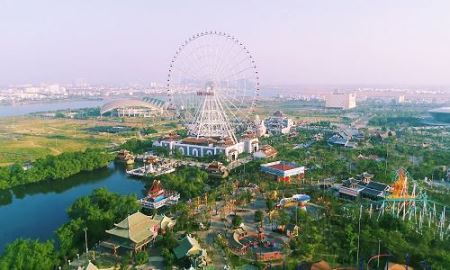 Phía sau sắc xanh của những công trình du lịch 