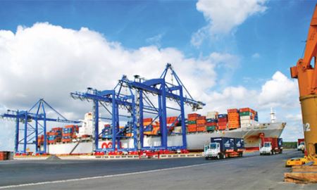 Thâm hụt thương mại 300 triệu USD ngay tháng đầu 2018