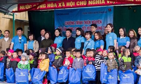 Eximbank mang Tết đến trẻ em vùng cao 
