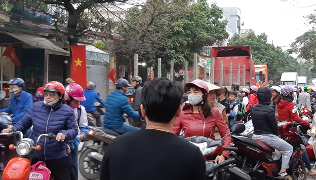 “Hung thần đường phố” nhộn nhịp tại cổng trường tiểu học