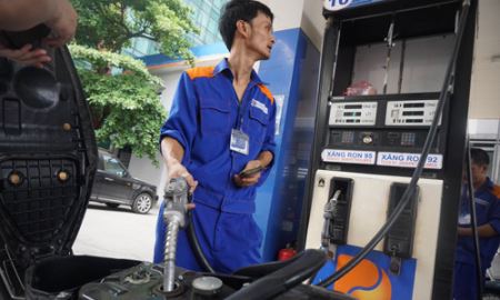 Xả mạnh quỹ bình ổn để kìm giá xăng 