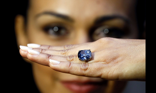 <p>
Blue Moon of Josephine</p><p>Viên ngọc bích 12,03 carat đã được một tỷ phú Hongkong, ông Joseph Lau, mua với giá 48,4 triệu USD vào tháng 11/2015 tại Geneve.</p><p>Photo: SIPA </p>