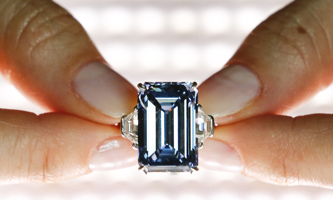 <p>
Oppenheimer Blue</p><p>Viên kim cương 14,62 carat được Christie's đính lên một chiếc nhẫn, tại Geneve, với trị giá 57,5 triệu USD vào năm 2016. Viên kim cương này được xếp hạng thuộc dòng “Fancy vivid Blue”, màu hiếm nhất trong số các viên kim cương màu xanh.</p><p>Photo : Reuters</p>