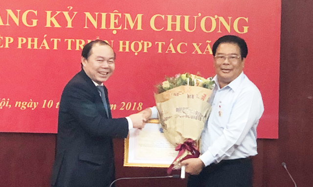 chu-tich-nguyen-ngoc-bao-trao-6338-9322-