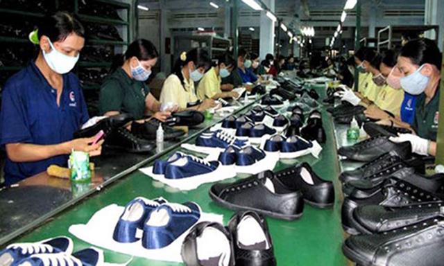 Giày dép nội “dậm chân tại chỗ”