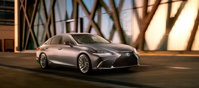 Hé lộ thông tin và hình ảnh đầu tiên về mẫu xe Lexus ES 2018 hoàn toàn mới