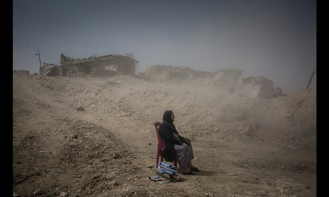 <p class="Normal">
<strong>Giải nhất Tin tổng hợp, (hạng mục ảnh bộ)</strong></p><p class="Normal">Nhiếp ảnh gia người Ireland Ivor Prickett, làm việc cho tờ New York Times, đã được trao tặng cho tác phẩm về khung cảnh tại chiến trường Musul ở Iraq. Trong ảnh, bà Nadhira Aziz, ngồi cách ngôi nhà bị phá hủy vài mét trong một vụ đánh bom, đang chờ đợi thi thể của thân nhân được đưa ra khỏi đống đổ nát.</p><p class="Normal"><em>(Ivor Prickett / The New York Times)</em></p>