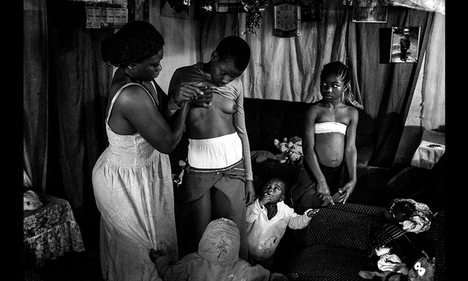 <p class="Normal">
<strong>Giải nhất chủ đề đương đại, (hạng mục ảnh bộ)</strong></p><p class="Normal">Nhiếp ảnh gia Ai Cập Heba Khamis đã chụp bộ ảnh "Banned Beauty" miêu tả truyền thống "ép ngực" ở Cameroon. Để tránh bị hãm hiếp và mang thai quá sớm, các thiếu nữ cố gắng hạn chế sự phát triển của ngực bằng nhiều cách khác nhau. Trong ảnh là Veronica, 28 tuổi, đang xoa bóp ngực cho cô con gái 10 tuổi Michelle ở Bafoussam, Cameroon ngày 11-7-2016. Xoa ngực là cách làm truyền thống của người Cameroon.</p><p class="Normal"><em>(Ảnh: Heba Khamis)</em></p>