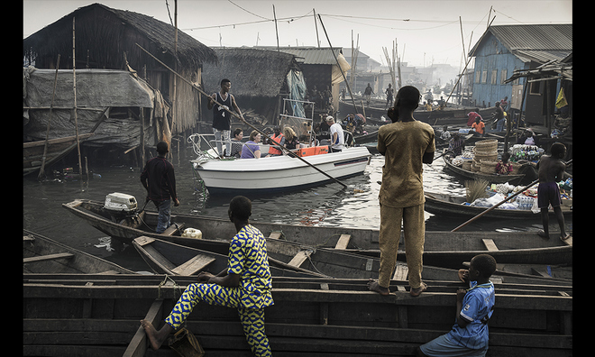 <p class="Normal">
<strong><span>Giải nhất chủ đề đương đại (hạng mục ảnh đơn)</span></strong></p><p class="Normal">Nhiếp ảnh gia người Đức Jesco Denzel đã được vinh danh với bức ảnh về những con kênh đang bị đe dọa xóa sổ để nhường chỗ cho cao ốc tại Lagos, Nigeria. Trong ảnh, một thuyền du lịch ở Lagos Marina đi dạo qua một làng chài cũ.</p><p class="Normal"><em>(Nguồn: Jesco Denzel / laif)</em></p>