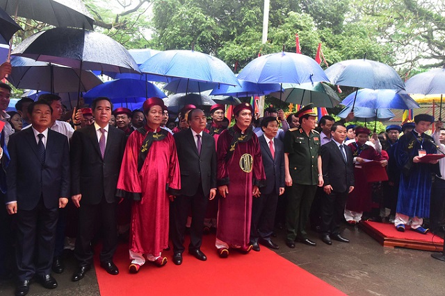 Thủ tướng Nguyễn Xuân Phúc cùng hàng vạn người dân dâng hương ngày giỗ Tổ