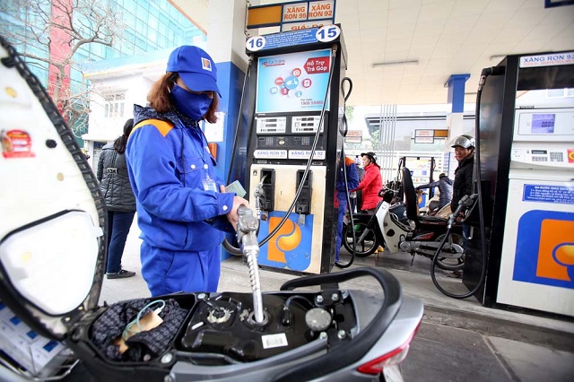 Lợi nhuận “khủng”, Petrolimex vẫn “than” khó