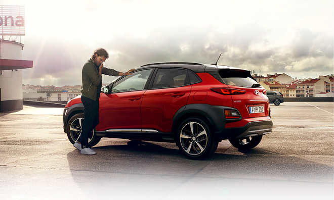 <p class="Normal">
<strong>Hyundai Kona: xe SUV điện</strong></p><p class="Normal">Hyundai tận dụng cơ hội Triển lãm lần này để ra mắt chiếc SUV điện  phiên bản 2018: Kona, dài 4,18 m. Thế mạnh của mẫu xe này là dành cho khách hàng lựa chọn loại động cơ. Các khách hàng tương lai có thể lựa chọn phiên bản 135 mã lực cho tốc độ đến 167 km/h (có thể chạy được 300 km) hoặc phiên bản 204 mã lực có thể đạt vận tốc 100k/h trong 7,6 giây và chạy được 470 km mới phải sạc.</p><p class="Normal"><em>Photo: Hyundai</em></p>