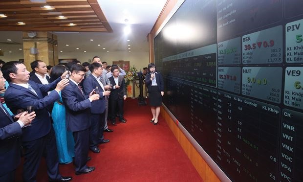 Đấu giá cổ phần qua HNX đắt hàng