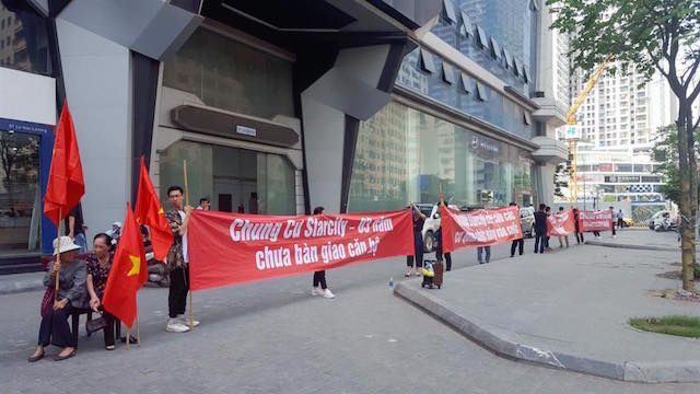 Cư dân Starcity Lê Văn Lương phản đối chủ đầu tư chậm bàn giao sổ đỏ
