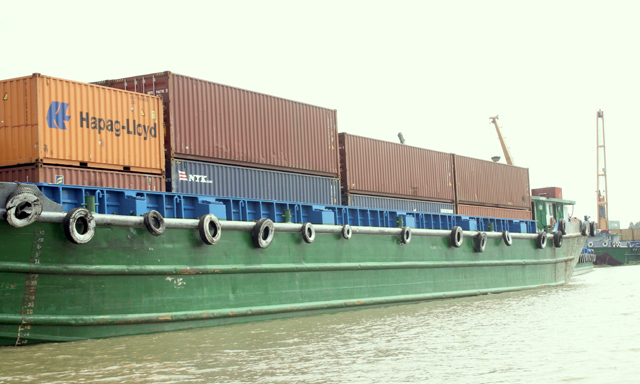Khối ngoại lấn át vận tải xuất nhập khẩu