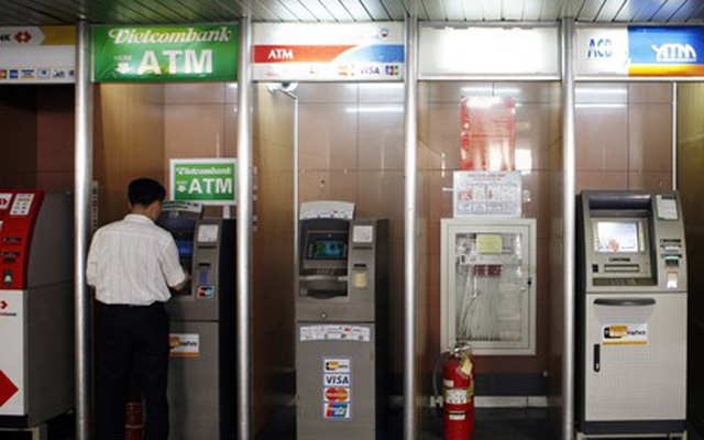 Nhiều ngân hàng tăng phí giao dịch