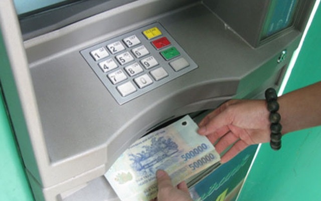 Đề xuất tăng phí chia sẻ giao dịch rút tiền ATM lên 8.800 đồng từ ngày 1/8