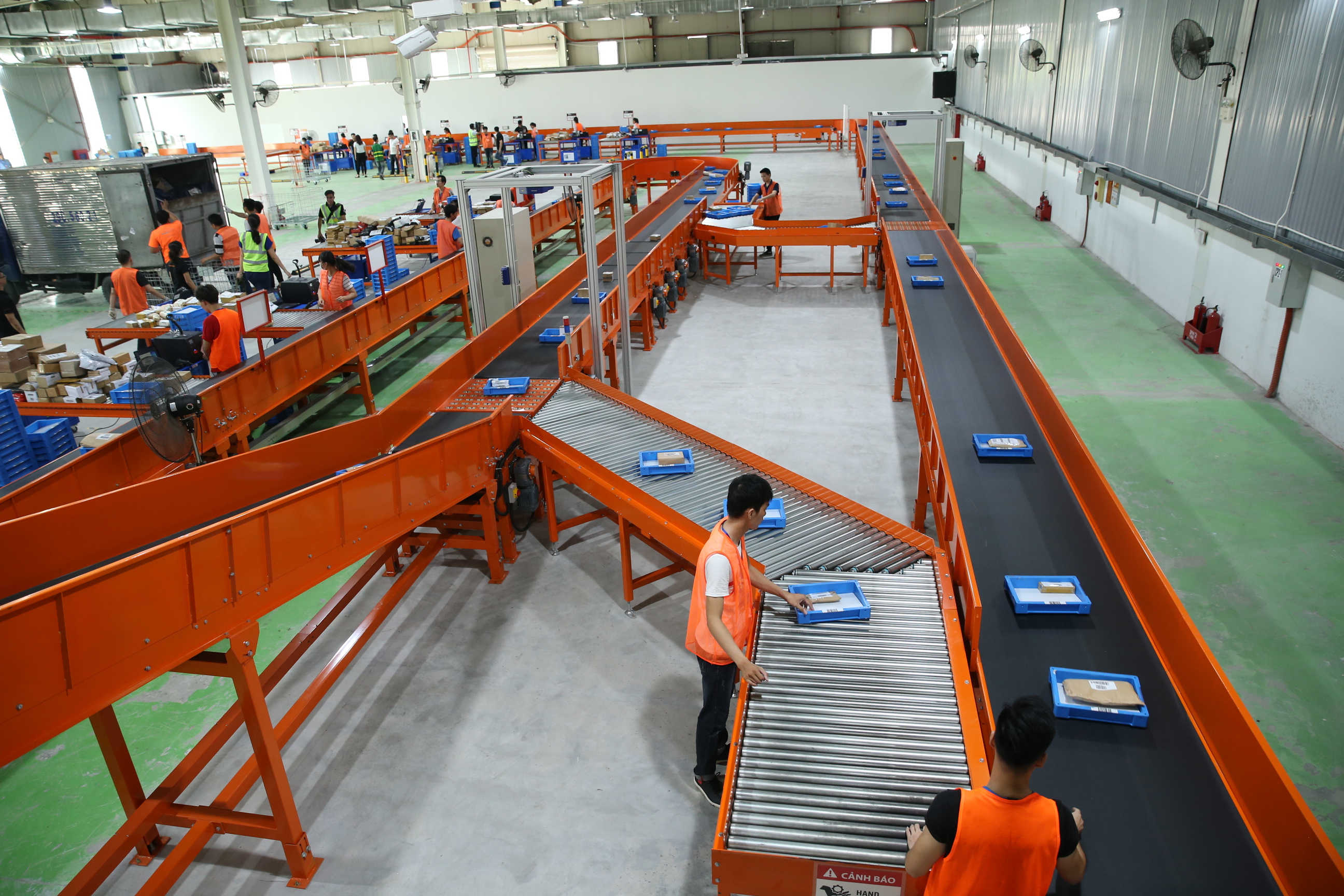 Cận cảnh trung tâm phân loại hàng hóa bằng robot lớn nhất Việt Nam