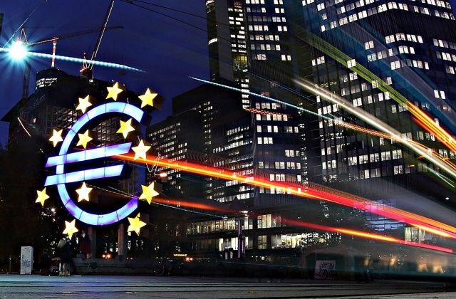 ECB giữ nguyên lãi suất, đồng EUR rơi xuống mức đáy