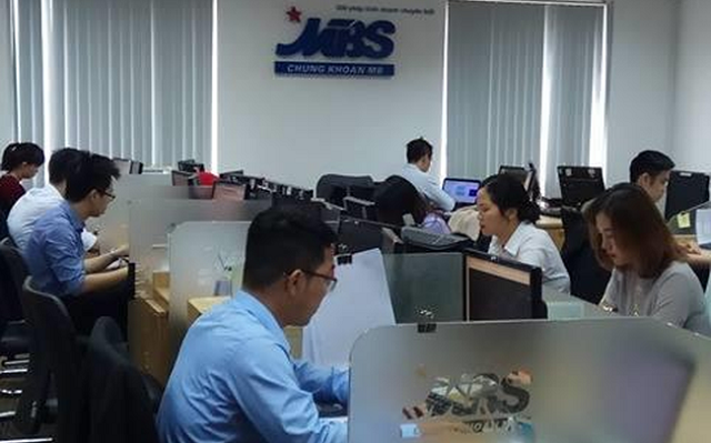 Thị trường “đỏ lửa”, MBS giảm sát giá sàn