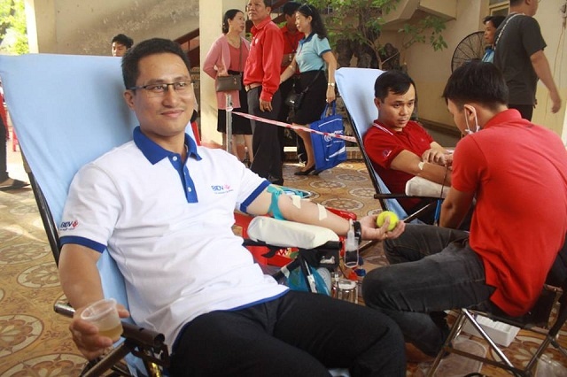 Can-bo-BIDV-hien-mau-7908-1529658398.jpg