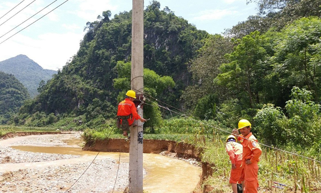 Ngành điện khẩn trương khắc phục hậu quả mưa lũ, ổn định cuộc sống