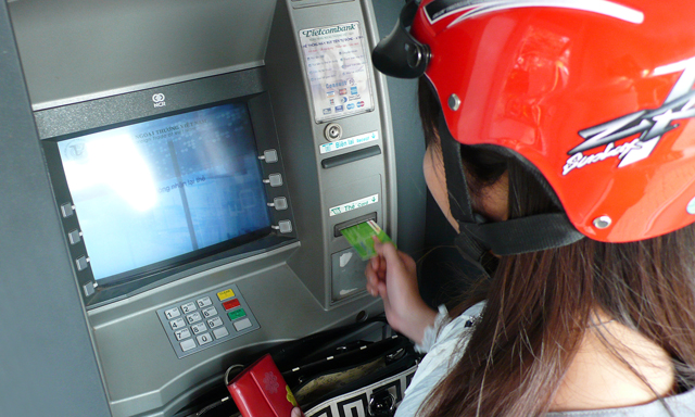 'Tuýt còi' tăng phí dịch vụ ATM