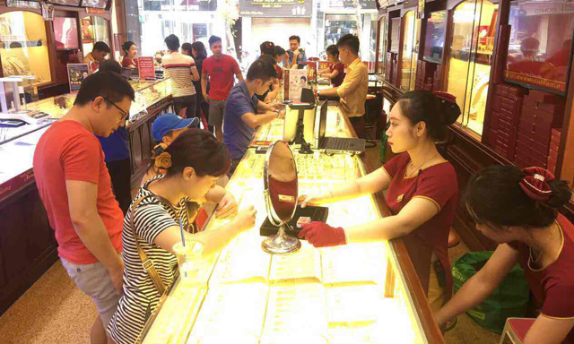 'Đại gia' vàng từ chối thanh toán bằng thẻ ATM