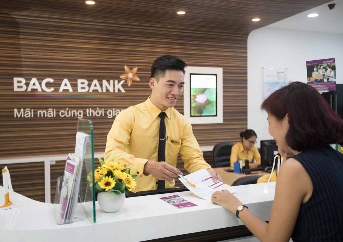 Ngân hàng giảm phí để khách hàng hưởng lợi