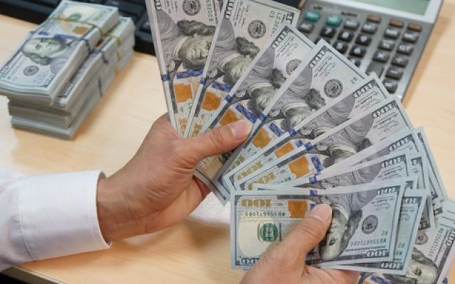 Giá USD tự do lập đỉnh mới 23.700 đồng/USD