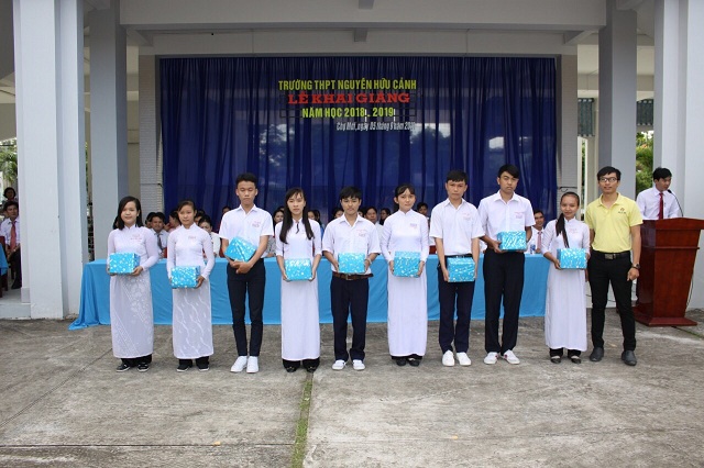 Đạm Cà Mau trao học bổng cho học sinh vùng sâu, vùng xa đầu năm học mới