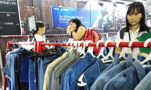 Dệt may Việt chịu áp lực trên sân nhà